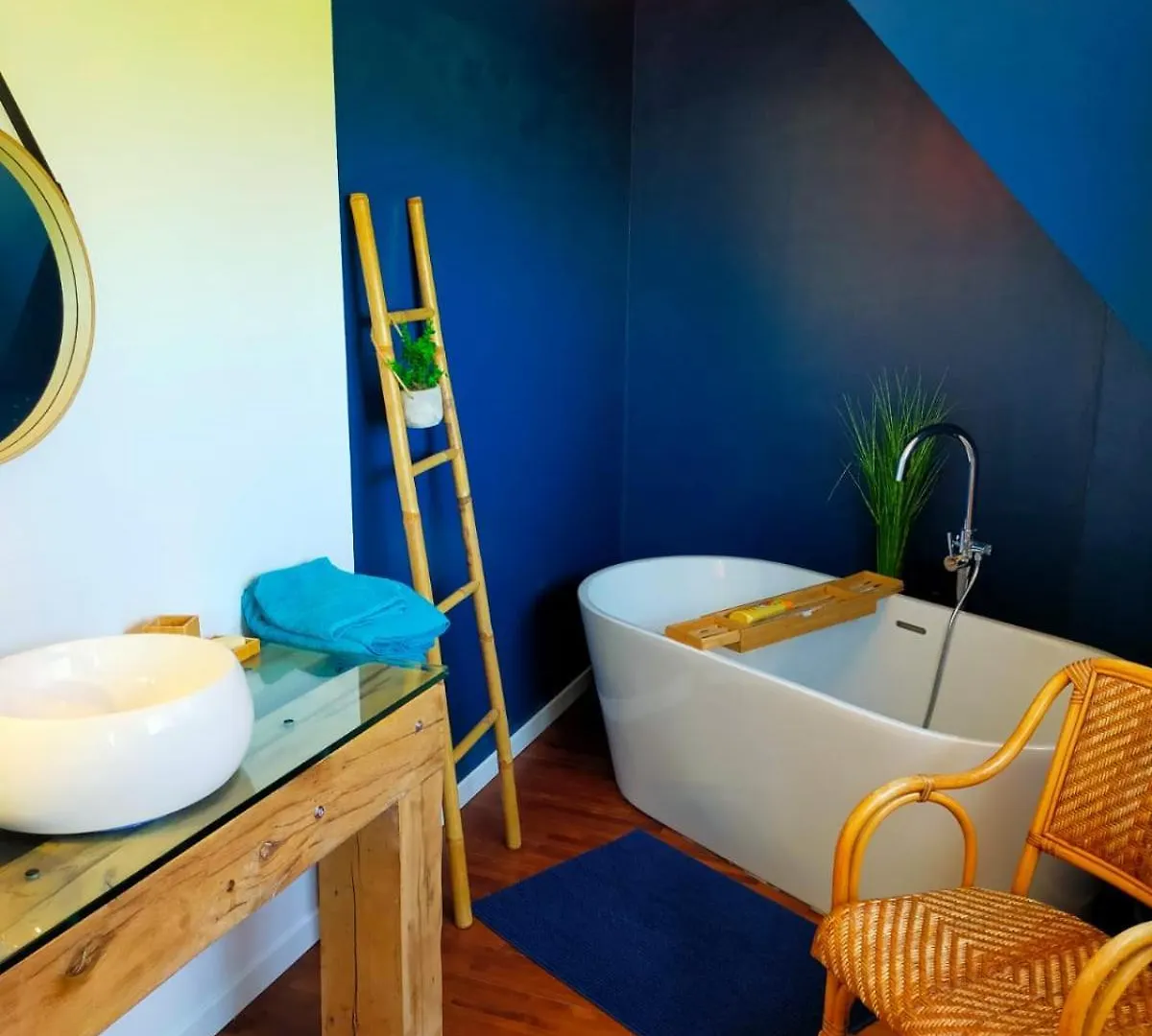 La Maison Des Champs Et Des Vagues Plouzevede 0*,  Francia